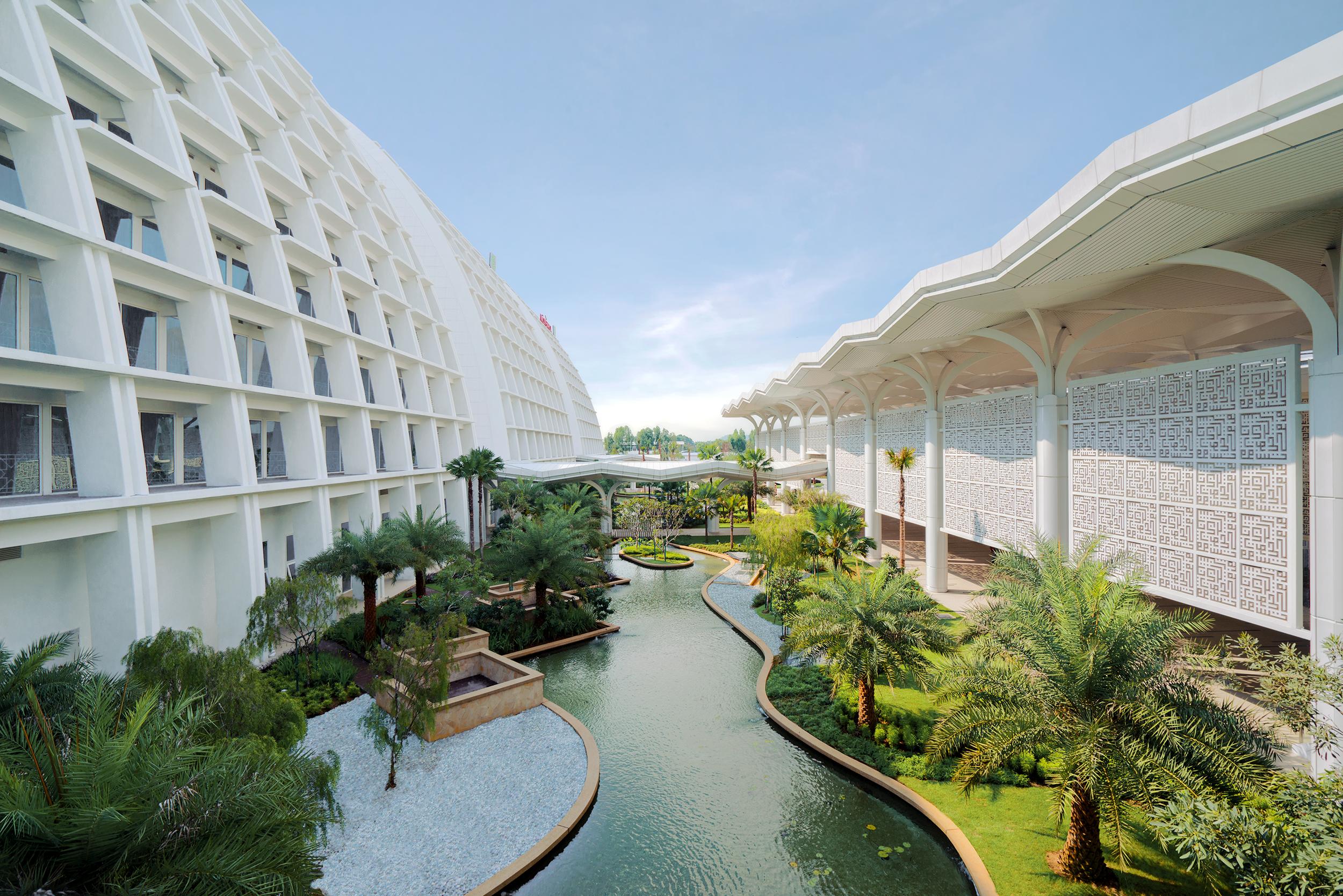 Movenpick Hotel & Convention Centre Klia Sepang Exterior photo The River of Life