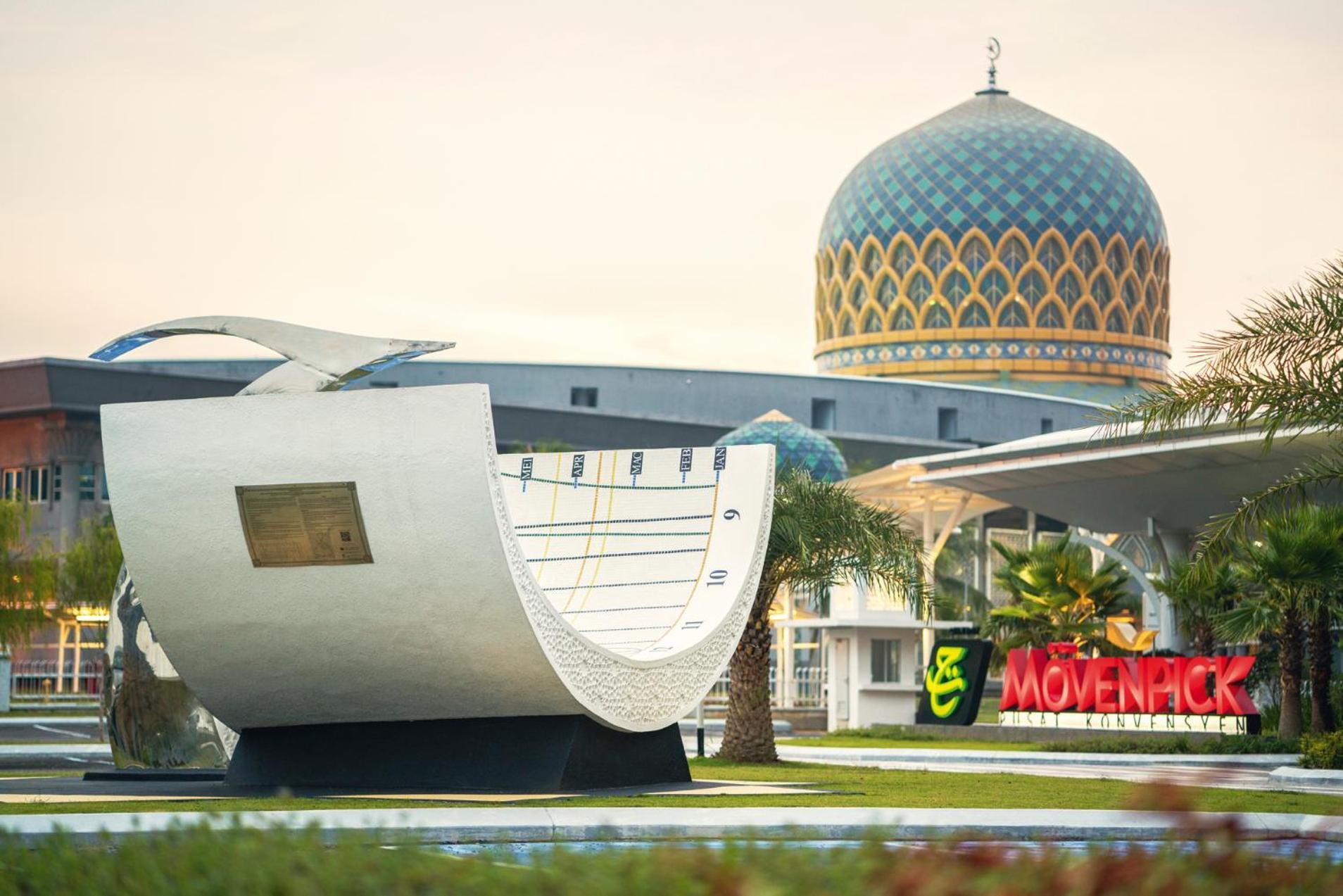 Movenpick Hotel & Convention Centre Klia Sepang Exterior photo The mosque at the university